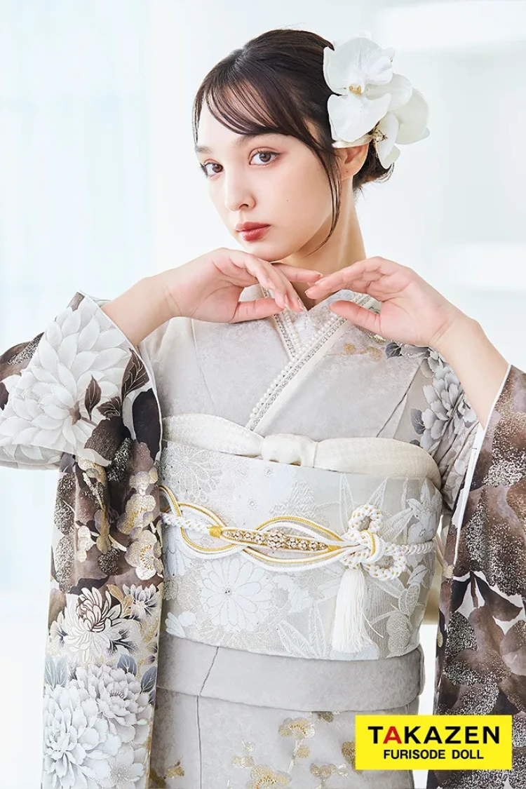 TAKAZENのレンタル振袖 正統派古典 ベージュ/ダスティーカラー 牡丹柄 假屋崎省吾デザイン スワロフスキー付き 大人っぽい 綺麗【通販可】LB51