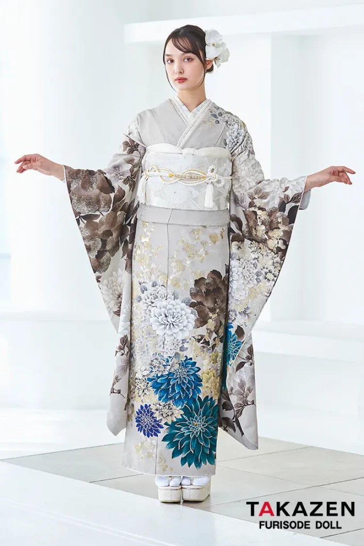 TAKAZENのレンタル振袖 正統派古典 ベージュ/ダスティーカラー 牡丹柄 假屋崎省吾デザイン スワロフスキー付き 大人っぽい 綺麗【通販可】LB51