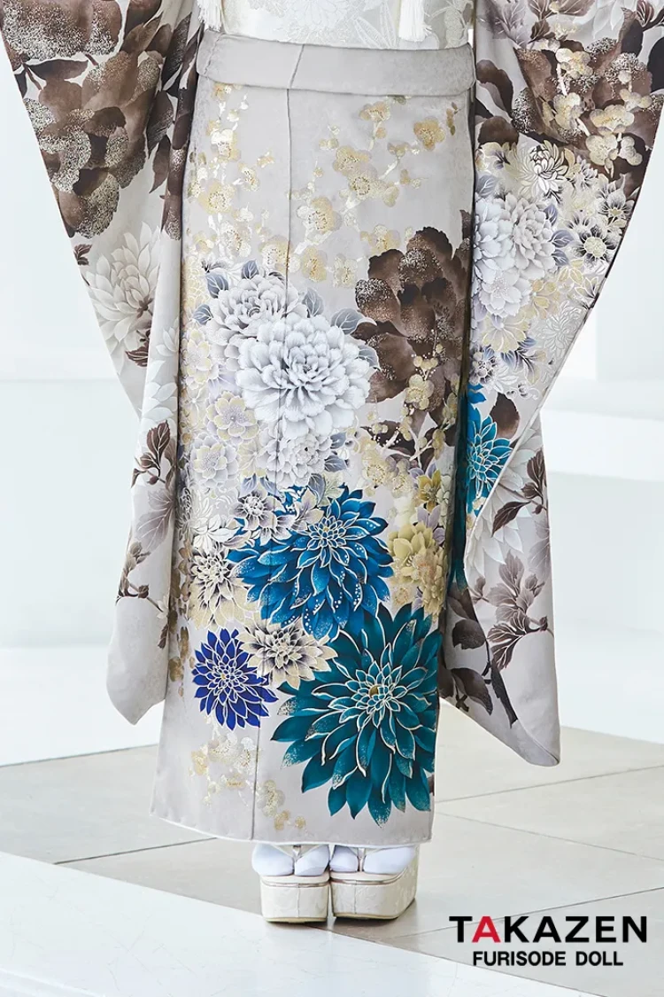 TAKAZENのレンタル振袖 正統派古典 ベージュ/ダスティーカラー 牡丹柄 假屋崎省吾デザイン スワロフスキー付き 大人っぽい 綺麗【通販可】LB51