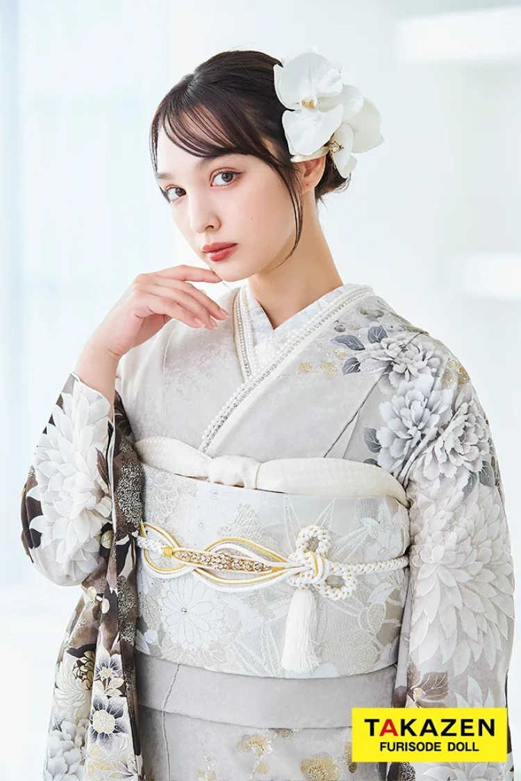 TAKAZENのレンタル振袖 正統派古典 ベージュ/ダスティーカラー 牡丹柄 假屋崎省吾デザイン スワロフスキー付き 大人っぽい 綺麗【通販可】LB51