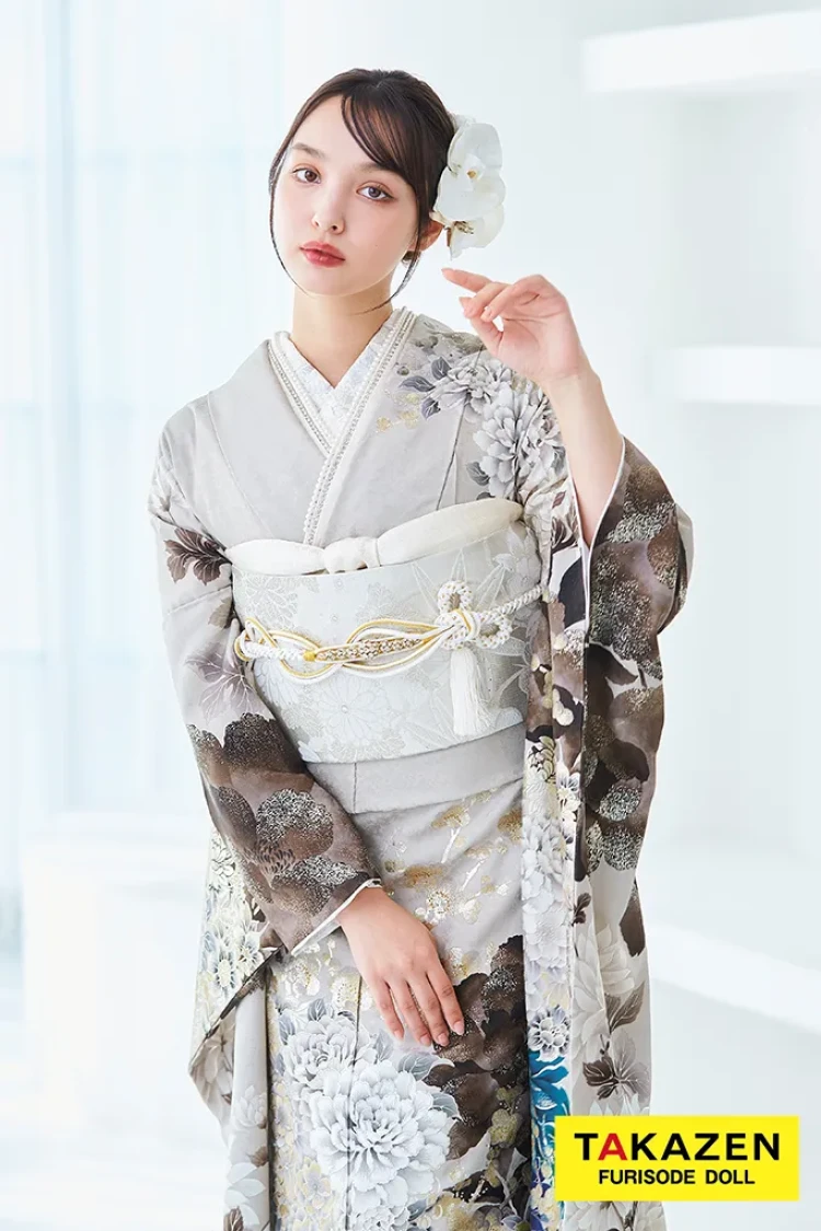 TAKAZENのレンタル振袖 正統派古典 ベージュ/ダスティーカラー 牡丹柄 假屋崎省吾デザイン スワロフスキー付き 大人っぽい 綺麗【通販可】LB51