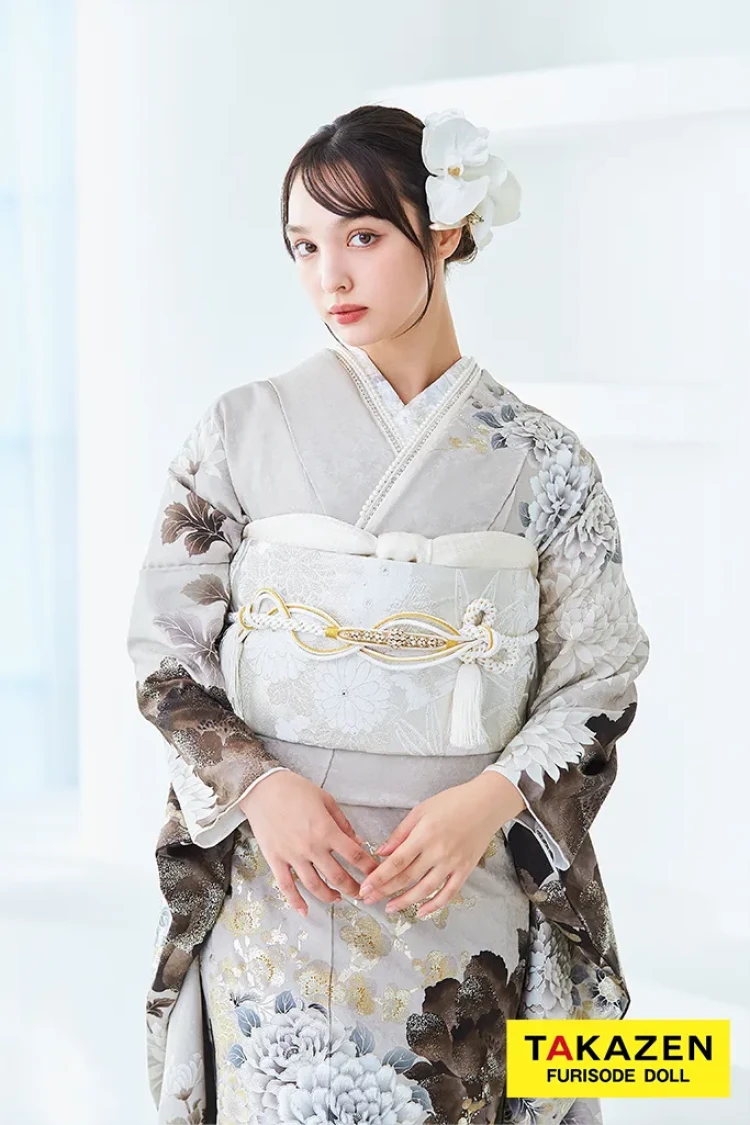 TAKAZENのレンタル振袖 正統派古典 ベージュ/ダスティーカラー 牡丹柄 假屋崎省吾デザイン スワロフスキー付き 大人っぽい 綺麗【通販可】LB51