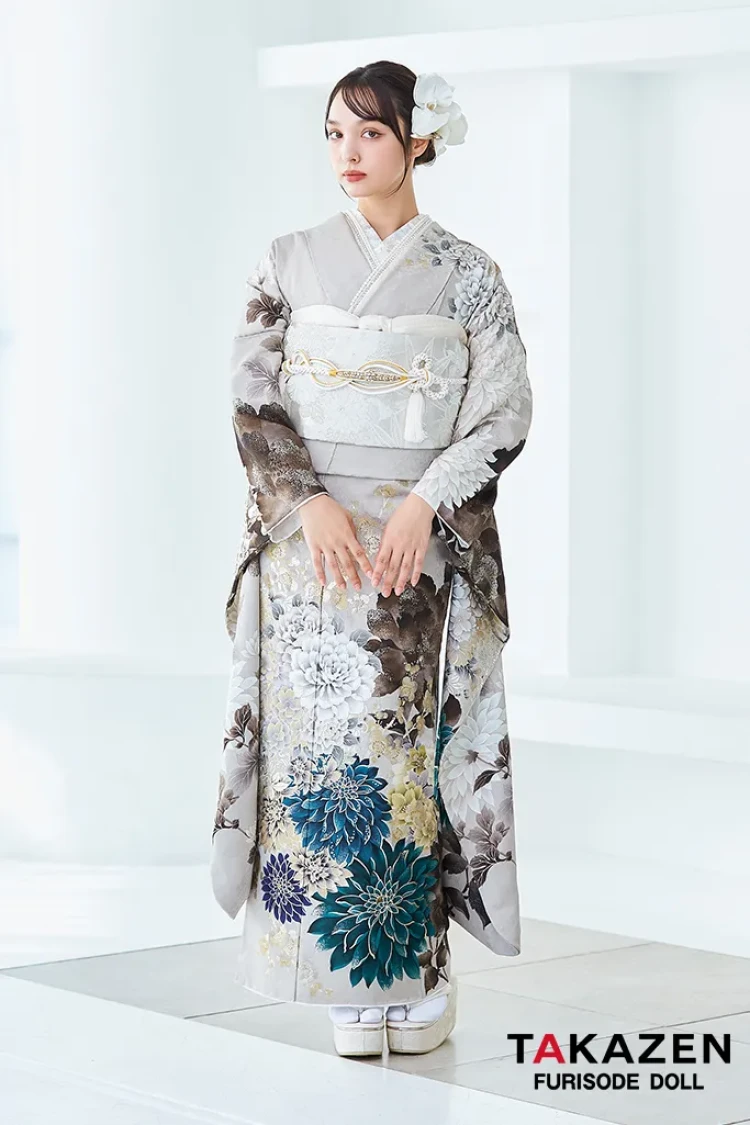 TAKAZENのレンタル振袖 正統派古典 ベージュ/ダスティーカラー 牡丹柄 假屋崎省吾デザイン スワロフスキー付き 大人っぽい 綺麗【通販可】LB51