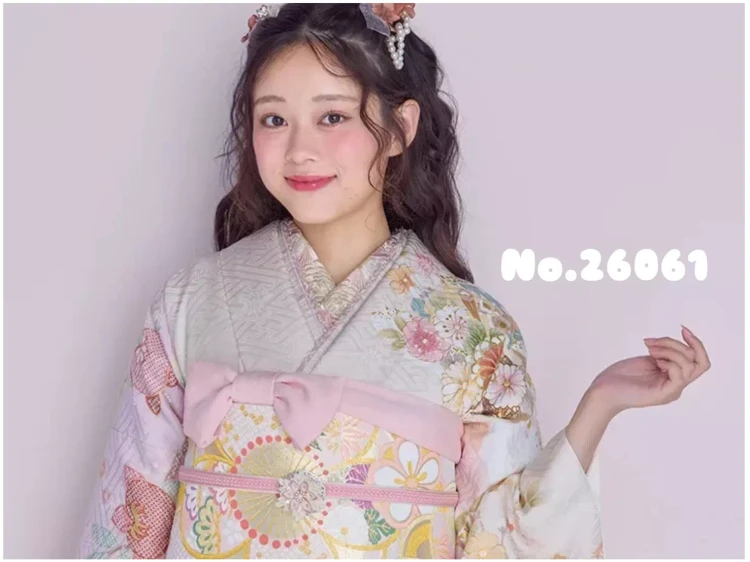 【TAKAZEN神戸旧居留地店】♡8日　サーモンピンクの可愛らしい古典柄のくすみのお振袖紹介です♡