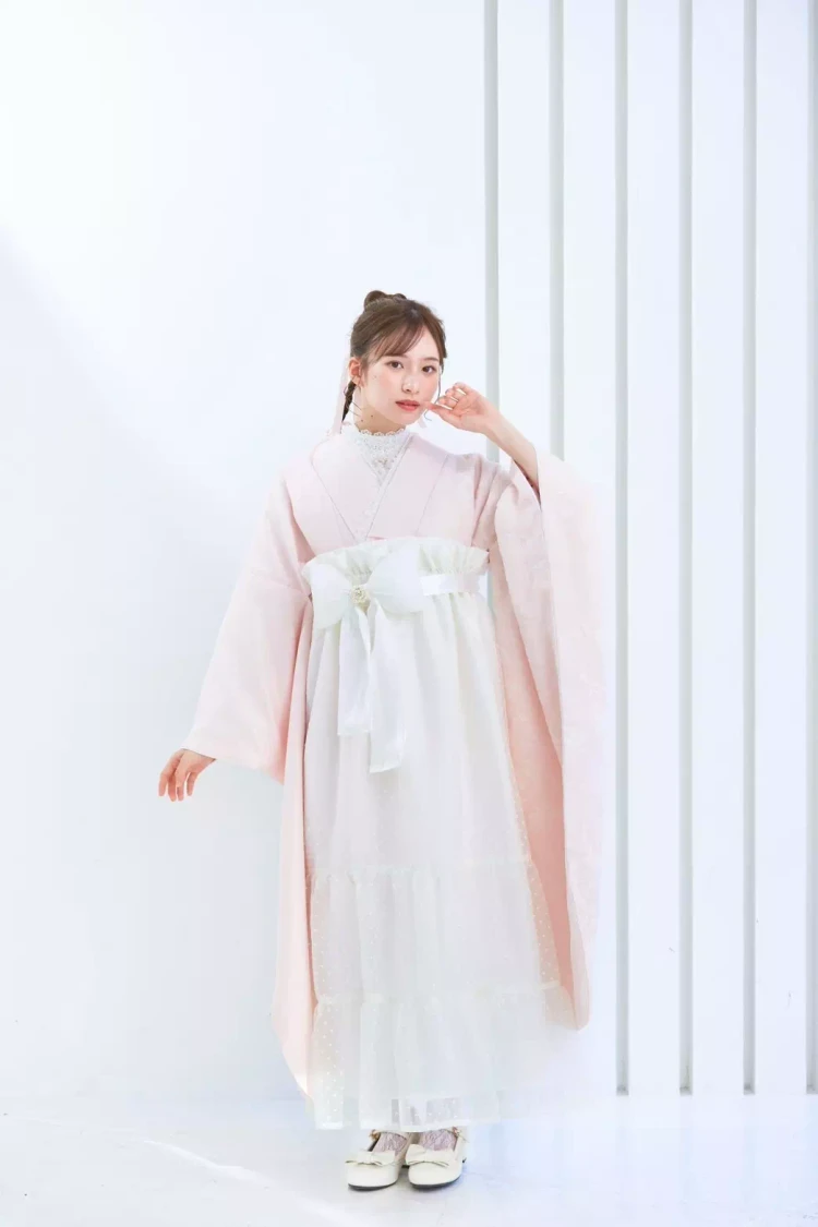 TAKAZEN　姫路　キュート＆ガーリー袴　ヴィンテージ　ピンク　リボン付き　かわいい　オーガンジー　リボン付きドレス袴　レースインナーコーデ　　TAKAZEN姫路店　袴　レンタル　卒業式　LOOKBOOK