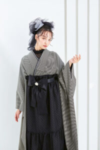 LOOKBOOK　TAKAZEN奈良　卒業式　袴　レンタル　ヴィンテージスタイル袴　黒/グレー　千鳥柄　モノトーン　おしゃれ　アンティーク調　ガーリー　リボン付きドレス袴　香川るな