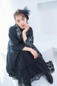 ヴィンテージスタイル袴　黒/ブラック　フロッキー生地　おしゃれ　スタイリッシュ　リボン付きドレス袴　香川るな　LOOKBOOK　TAKAZEN奈良　卒業式　袴　レンタル