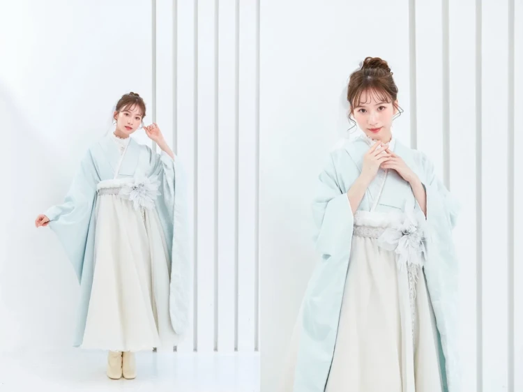 ヴィンテージスタイル袴　水色　スカッとした色合い　フロッキー生地　おしゃれ　かわいい　お花付きドレス袴　白宮みずほ　TAKAZEN　奈良　袴　レンタル　卒業式