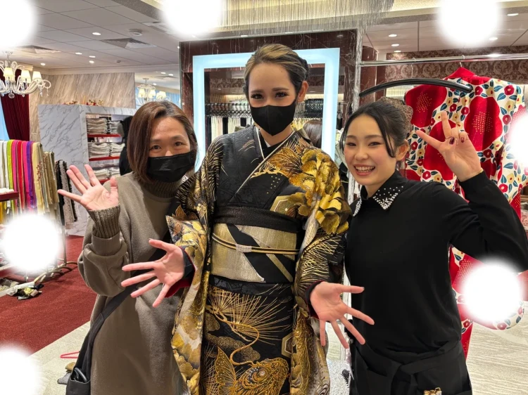 振袖レンタル　東京　表参道　かっこいい　黒　金　鯉　被りたくない