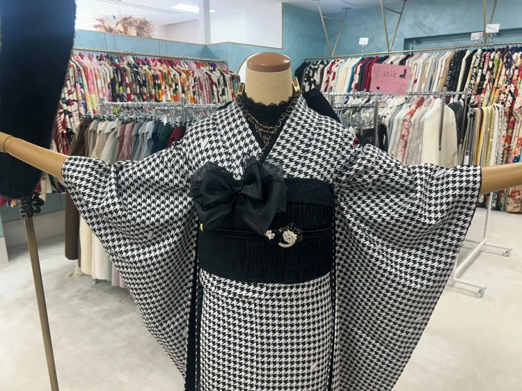 振袖レンタル　成人式　なんば　心斎橋　天王寺　大阪　人気ヴィンテージスタイル千鳥柄かわいいTAKAZEN心斎橋店モノトーンコーデ