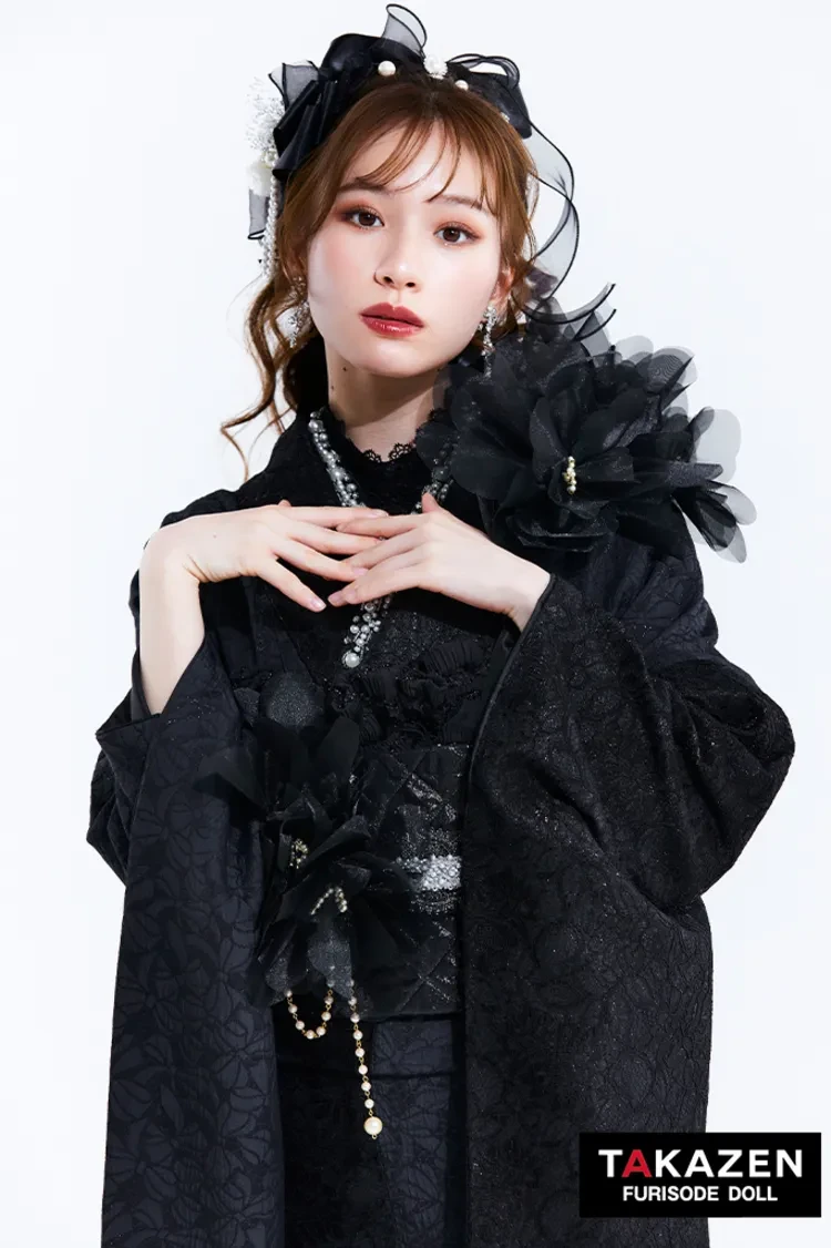 TAKAZENのレンタル振袖 ヘップバーンchouchou　黒/オールブラック　かわいい　シフォンのお花付き/レース　異素材　人とかぶらない　エレガント　地雷系　白宮みずほ【通販可】27019