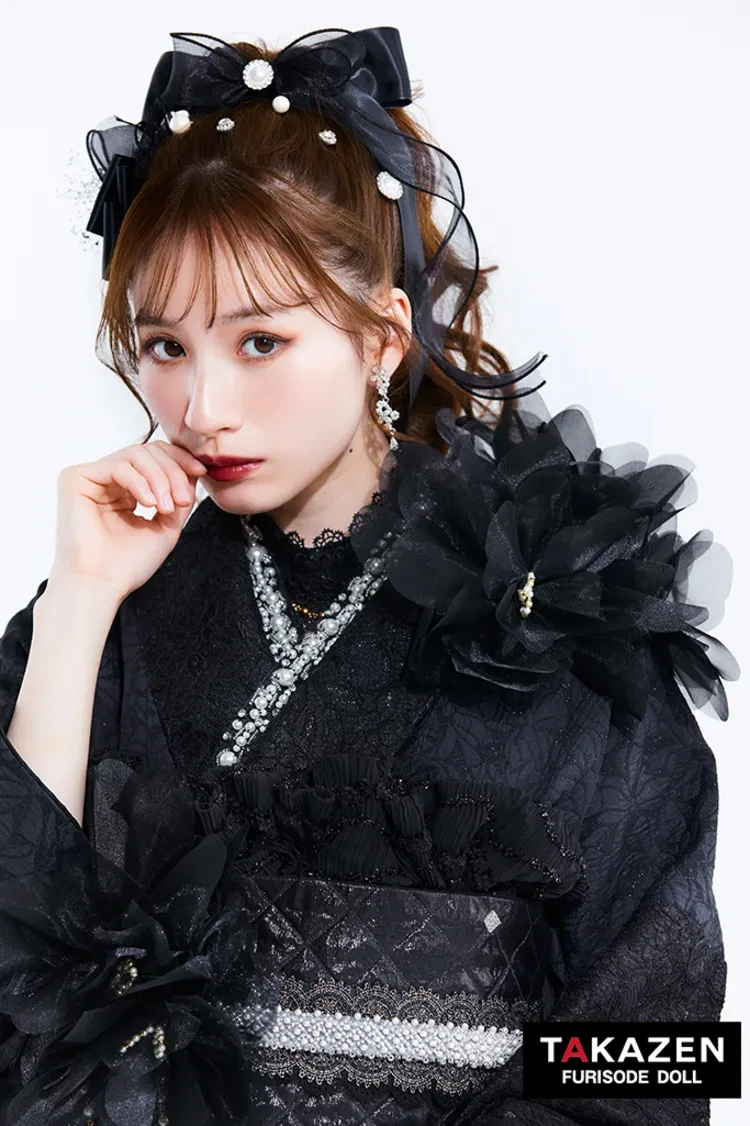 TAKAZENのレンタル振袖 ヘップバーンchouchou　黒/オールブラック　かわいい　シフォンのお花付き/レース　異素材　人とかぶらない　エレガント　地雷系　白宮みずほ【通販可】27019
