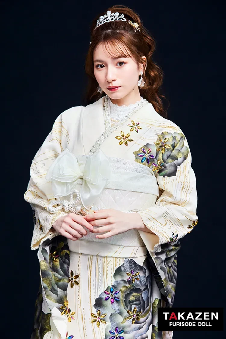 TAKAZENのレンタル振袖 プレミアムヘップバーン　白/オーロラ　ビジュー付き　高級　エレガント　洋風　ゴージャス　白宮みずほ【通販可】31009