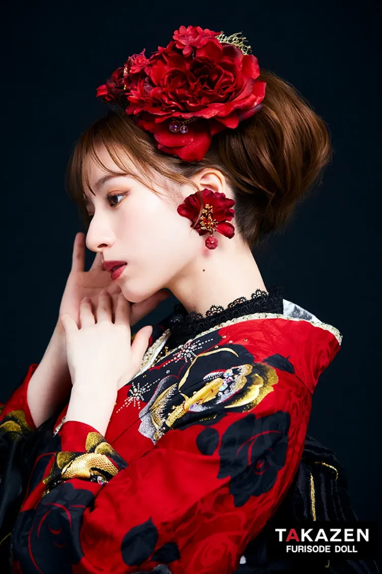 TAKAZENのレンタル振袖 プレミアムヘップバーンローズ　赤/金/ゴールド　キラキラビジュー付き　高級　ゴージャス　目立つ　強め振袖　白宮みずほ【通販可】32028