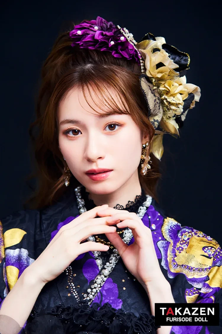 TAKAZENのレンタル振袖 プレミアムヘップバーンローズ　紫/金/ゴールド　キラキラビジュー付き　高級　派手　目立つ　ゴージャス　セレブ　白宮みずほ【通販可】32029