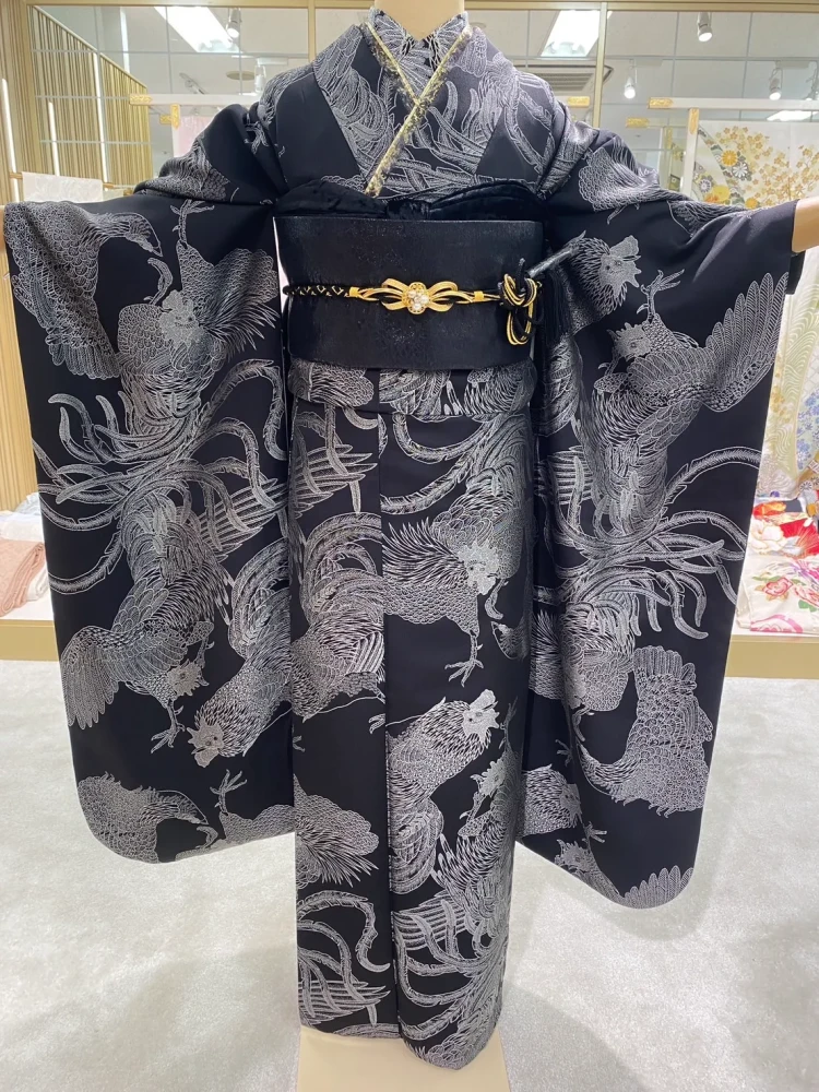 振袖レンタル　成人式　なんば　心斎橋　天王寺　大阪　人気ヴィンテージスタイル　黒/グレー　鶏柄　大人っぽい　かっこいい　クール　誰ともかぶらない振袖　ブーツコーデ　香川るな
