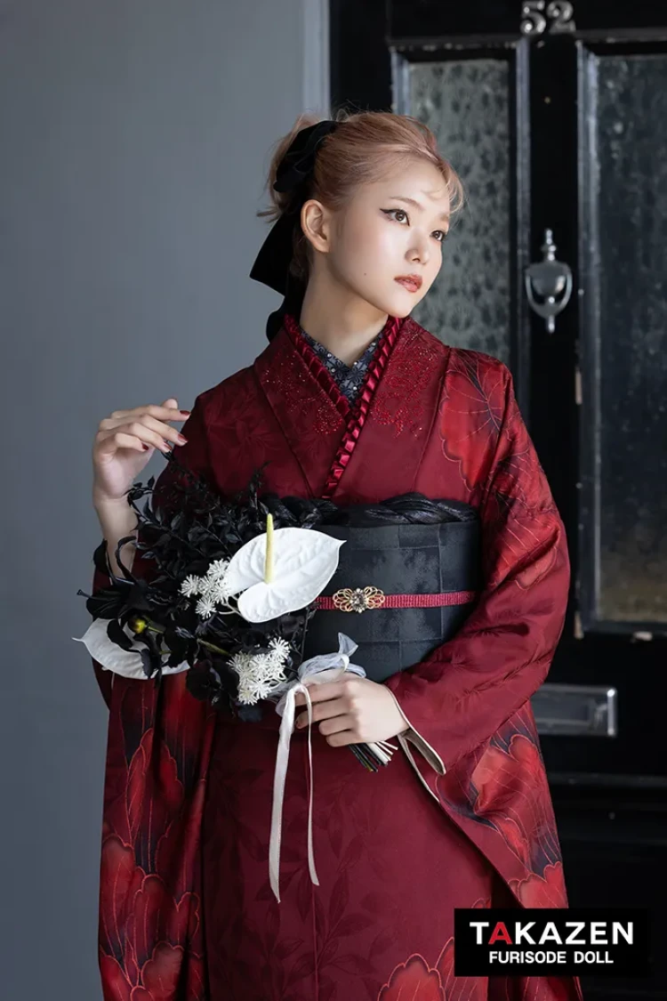 TAKAZENのレンタル振袖 ヴィンテージスタイル　赤　大柄　シンプル　かっこいい　大人っぽい　クール　ラインストーン付き【通販可】K1311