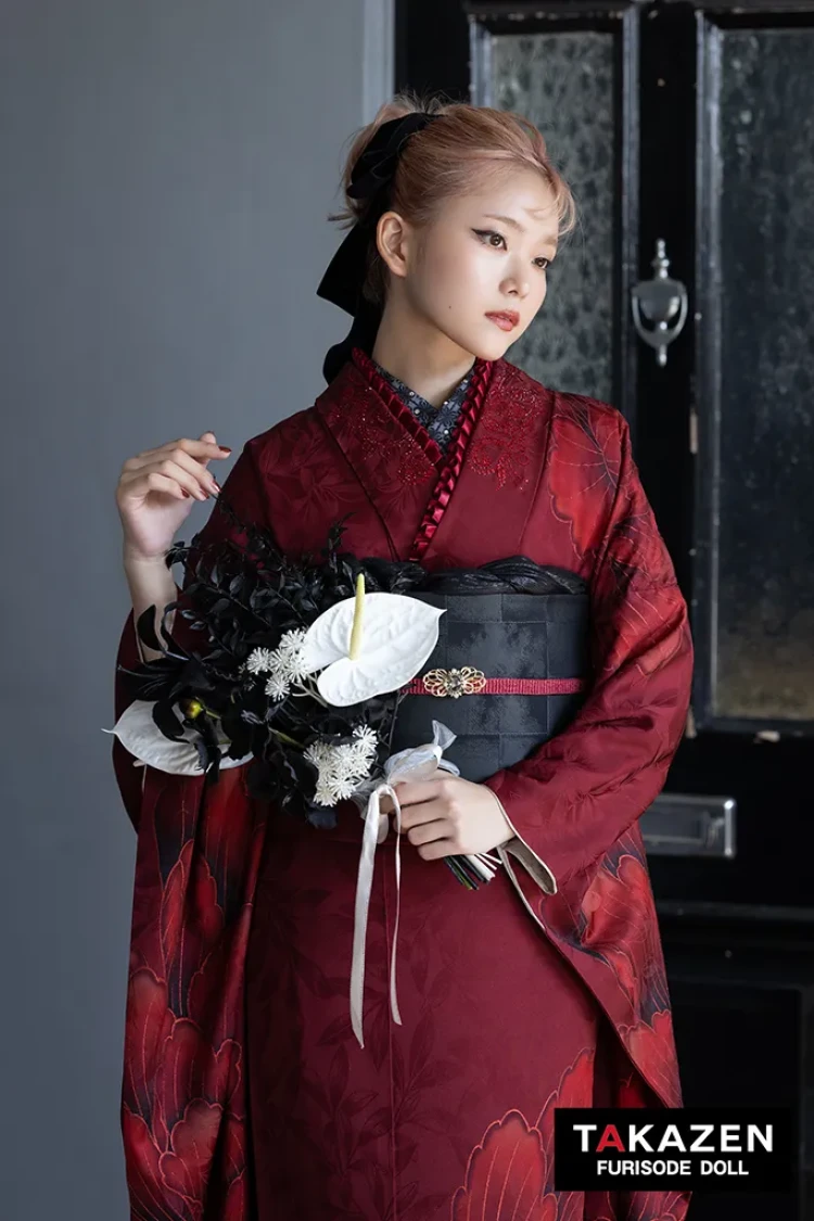 TAKAZENのレンタル振袖 ヴィンテージスタイル　赤　大柄　シンプル　かっこいい　大人っぽい　クール　ラインストーン付き【通販可】K1311