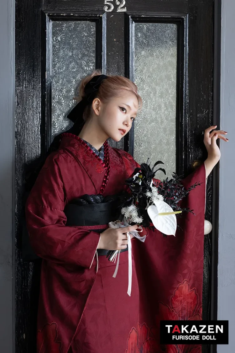 TAKAZENのレンタル振袖 ヴィンテージスタイル　赤　大柄　シンプル　かっこいい　大人っぽい　クール　ラインストーン付き【通販可】K1311