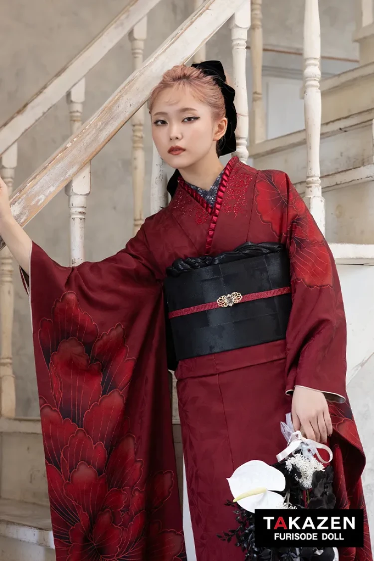 TAKAZENのレンタル振袖 ヴィンテージスタイル　赤　大柄　シンプル　かっこいい　大人っぽい　クール　ラインストーン付き【通販可】K1311