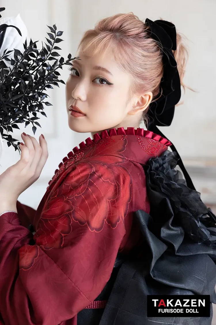 TAKAZENのレンタル振袖 ヴィンテージスタイル　赤　大柄　シンプル　かっこいい　大人っぽい　クール　ラインストーン付き【通販可】K1311