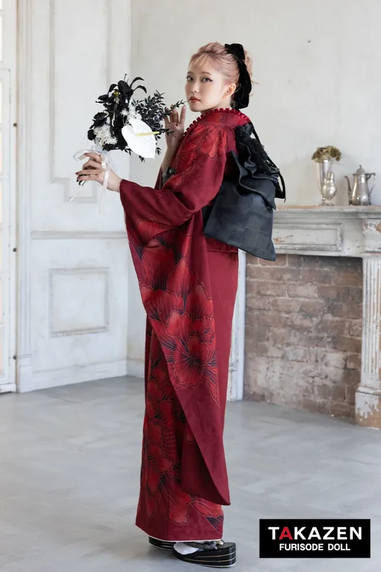 TAKAZENのレンタル振袖 ヴィンテージスタイル　赤　大柄　シンプル　かっこいい　大人っぽい　クール　ラインストーン付き【通販可】K1311