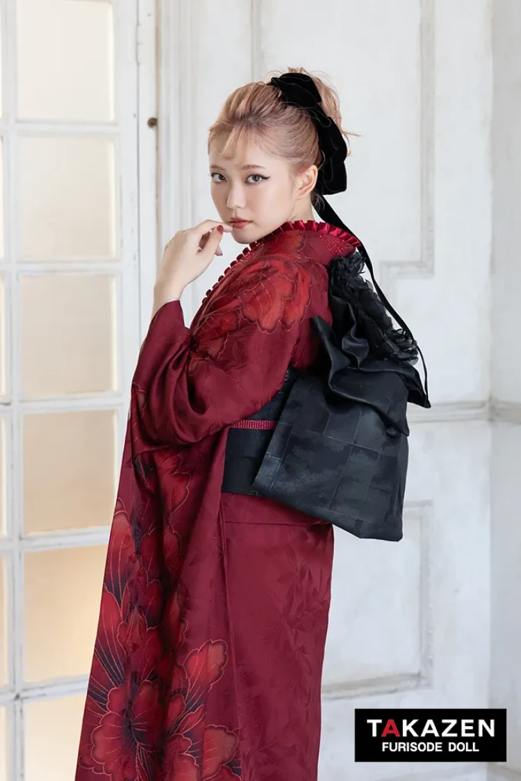 TAKAZENのレンタル振袖 ヴィンテージスタイル　赤　大柄　シンプル　かっこいい　大人っぽい　クール　ラインストーン付き【通販可】K1311