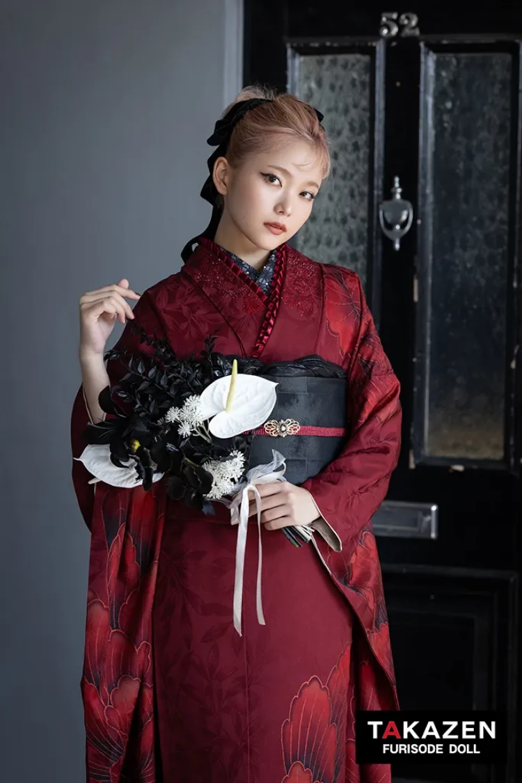 TAKAZENのレンタル振袖 ヴィンテージスタイル　赤　大柄　シンプル　かっこいい　大人っぽい　クール　ラインストーン付き【通販可】K1311