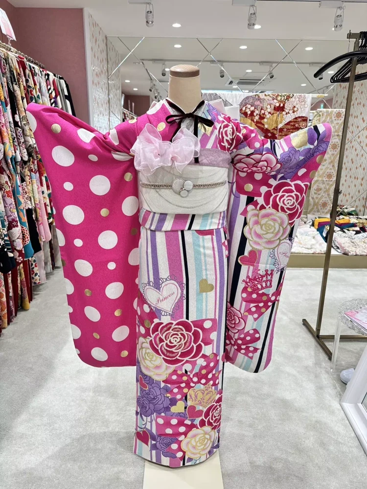 TAKAZEN姫路店　ビビットピンク　ヘップバーン　薔薇　ローズ　振袖　成人式　おしゃれ　きらきら