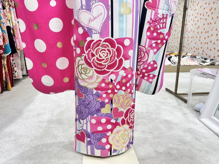 TAKAZEN姫路店　ビビットピンク　ヘップバーン　薔薇　ローズ　振袖　成人式　おしゃれ　きらきら