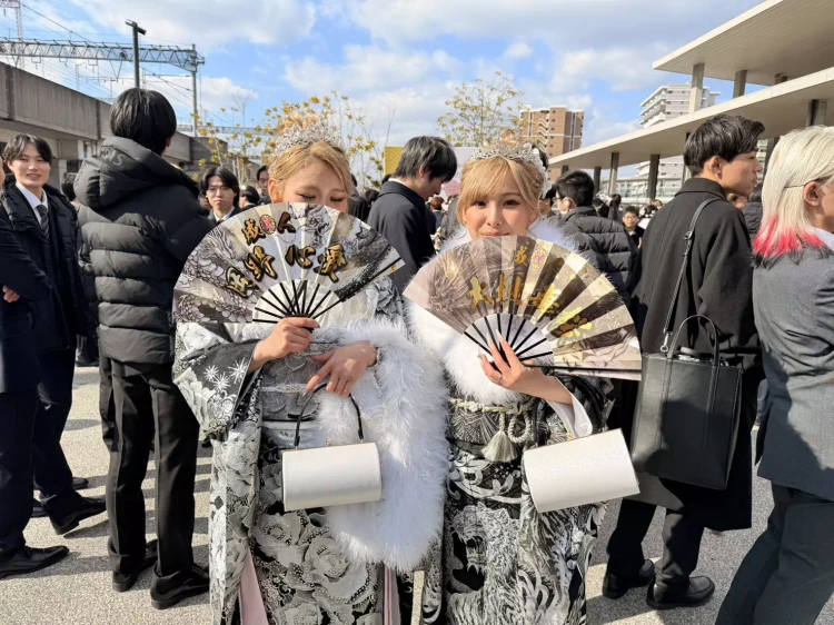 TAKAZEN姫路店　ギャル　派手　被らない　振袖　はたちの集い　シルバー　龍　友達同士　薔薇