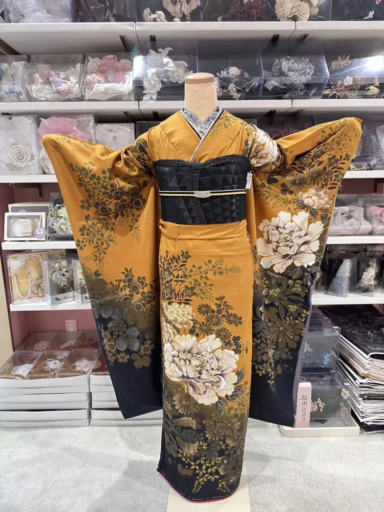 TAKAZEN姫路店　からし色振袖　ヴィンテージ　振袖　花柄　カッコイイ　目立つ
