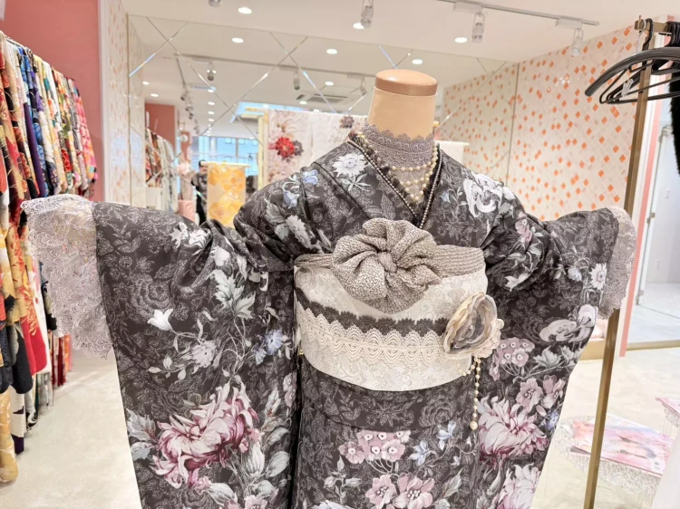 TAKAZEＮ姫路店　振袖レンタル　ジルスチュアート　スモーキーカラー　ボタニカルフラワー　レースインナー