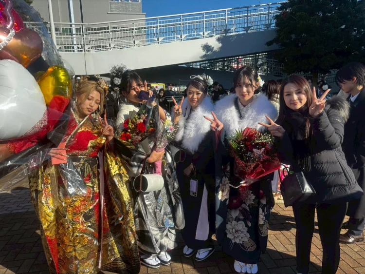 TAKAZEN神戸旧居留地店　成人式　振袖レンタル　古典　くすみカラー　カッコイイ振袖　イマドキ　カワイイ　