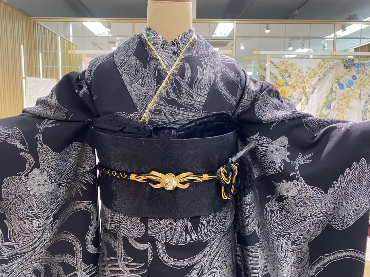 振袖レンタル　成人式　なんば　心斎橋　天王寺　大阪　人気ヴィンテージスタイル　黒/グレー　鶏柄　大人っぽい　かっこいい　クール　誰ともかぶらない振袖　ブーツコーデ　香川るな