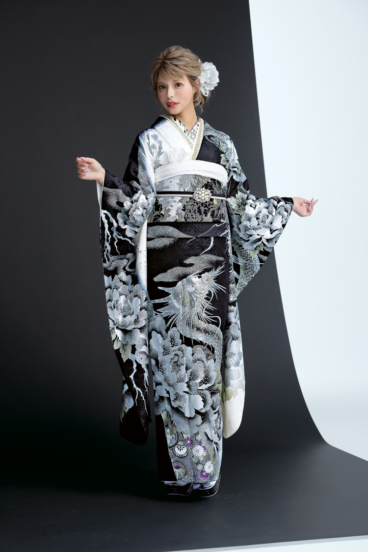 振袖レンタル　東京　表参道　かわいい　おしゃれ　個性派　かっこいい　龍　ぎらぎら　シルバー　被りたくない