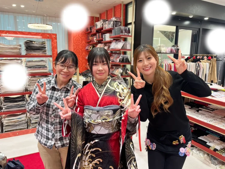 梅田店で赤色の振袖を試着するお客様の様子