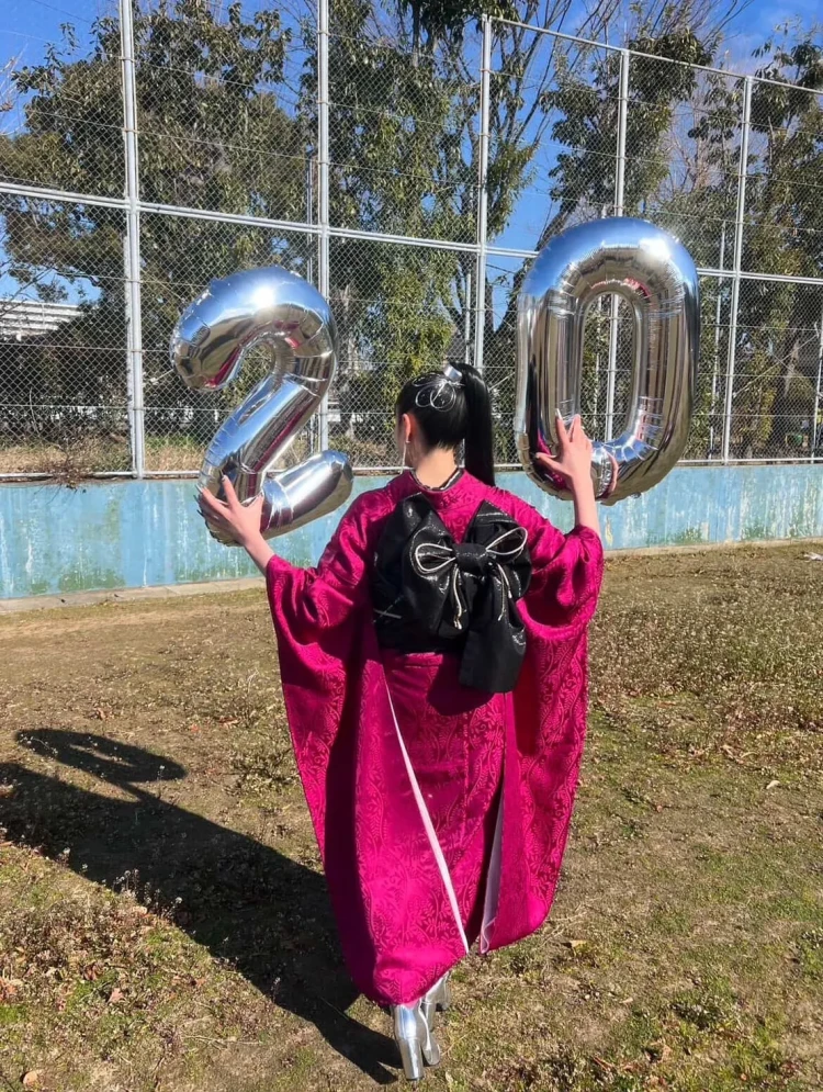 振袖レンタル　成人式　なんば　心斎橋　天王寺　大阪TAKAZEN心斎橋店無地振袖紫ワインレッドかわいいブーツスタイル
