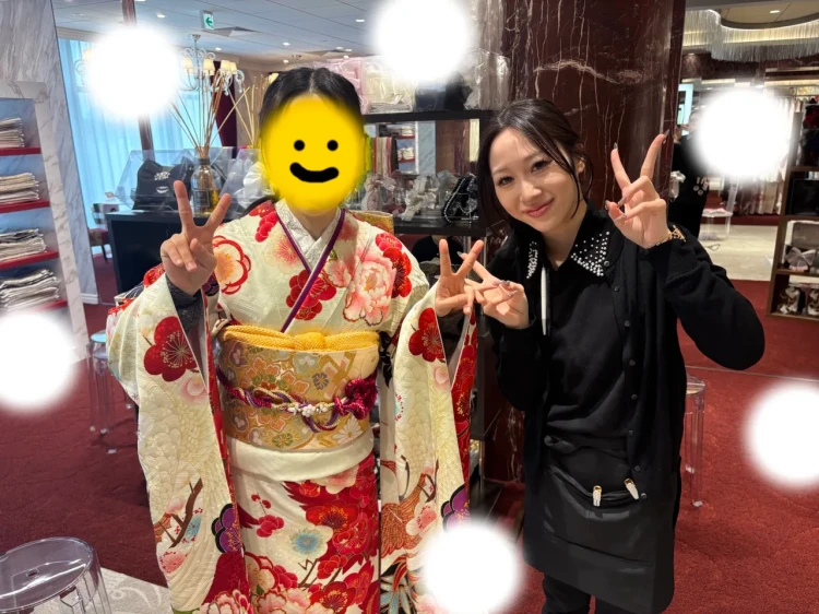 東京　表参道　成人式　振袖　振袖レンタル　エレガント　大人っぽい振袖　白地　金のバラ　立体バラ　目立つ