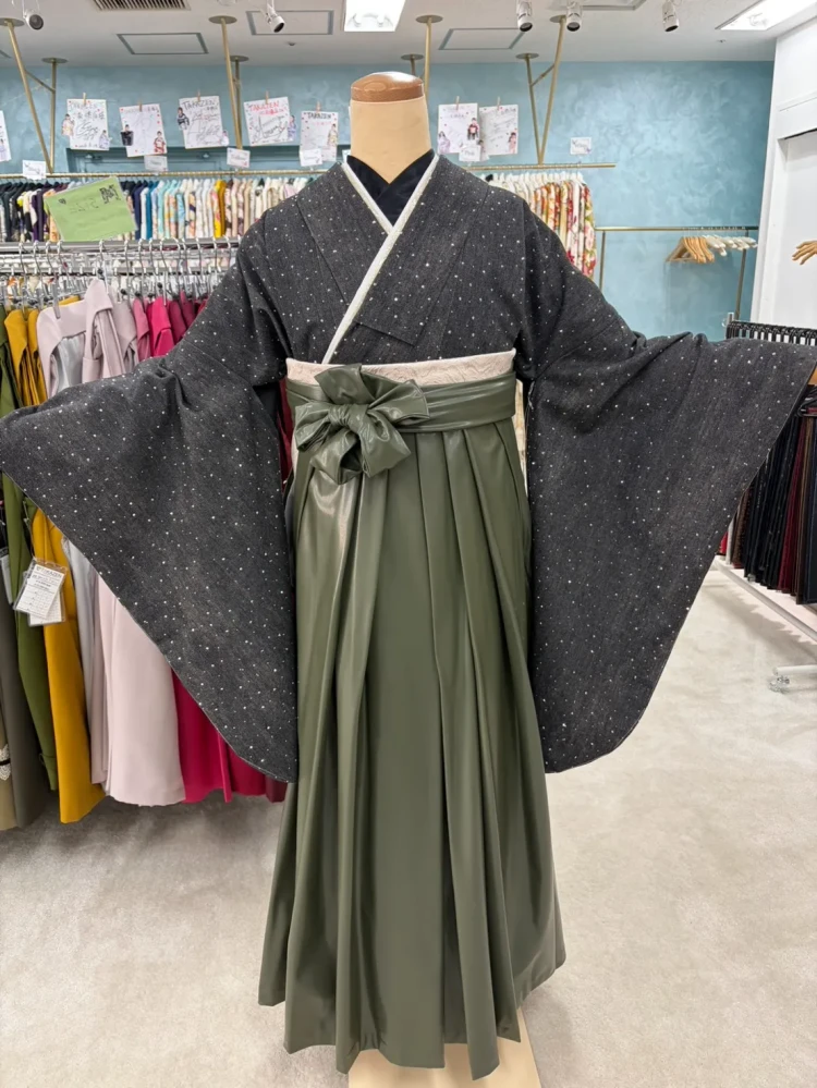 袴レンタル前撮り　袴　撮影会　大阪　なんば　心斎橋　人気ヴィンテージスタイル袴　デニム生地　黒　おしゃれ　スタイリッシュ　ブーツスタイル　おしゃれ