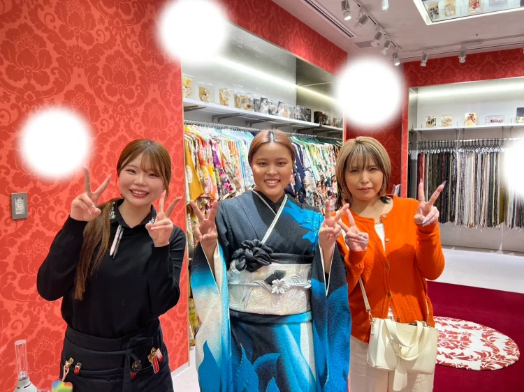 梅田店で青色の振袖を試着するお客様の様子