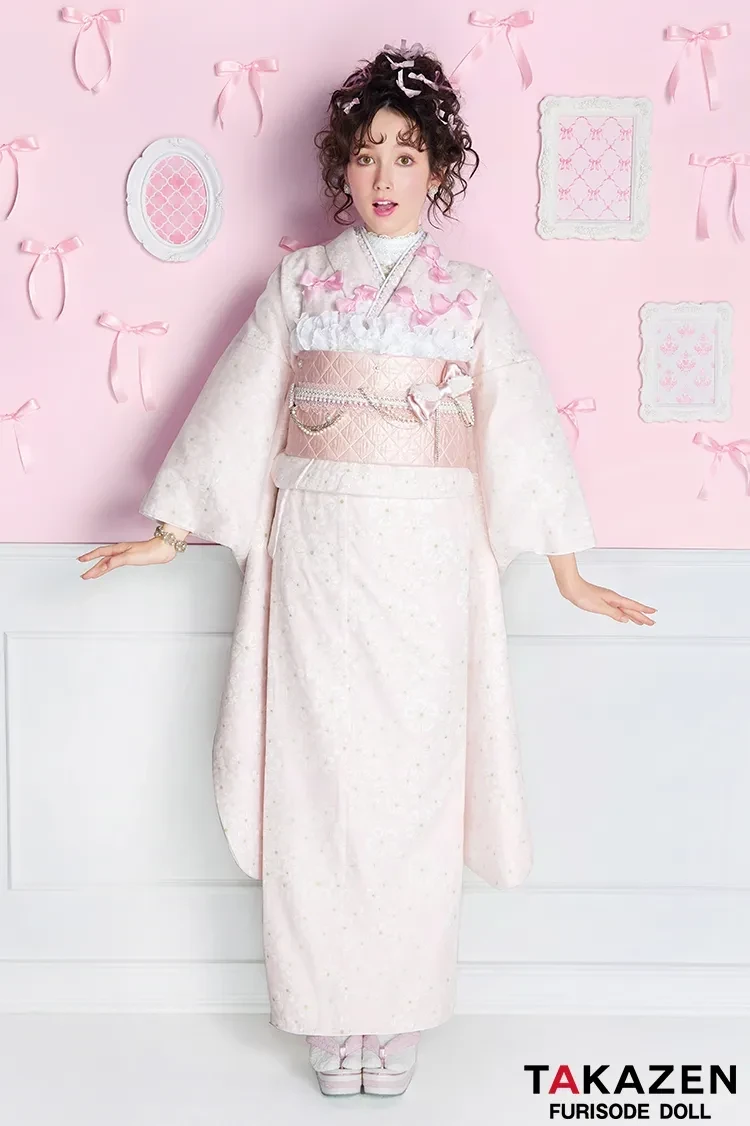 リボンやレースがいっぱいのペールピンクのガーリーなお振袖ならタカゼン心斎橋店へ