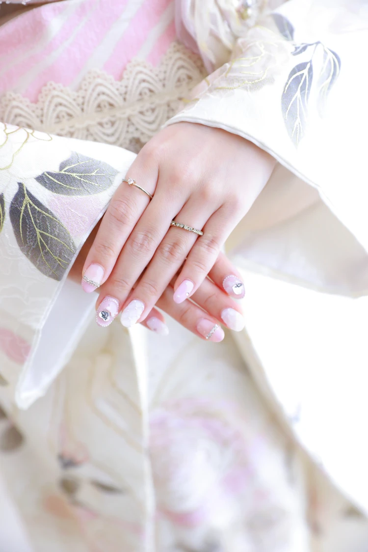 ヘップバーンシャネルカラー　白/ピンク/淡い色　バラ/リボン柄　かわいい　スワロフスキー付き　レースインナー/ヒールコーデ　南琴奈