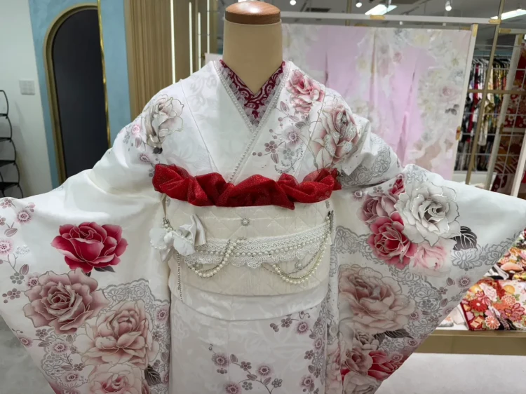 振袖レンタル　成人式　なんば　心斎橋　天王寺　大阪　人気ヘップバーンコスメカラー　白/赤　バラ柄　キラキラ　スワロフスキー/パール付き　おしゃれ　一番かわいい　キルティング帯　リボンコーデ　香音