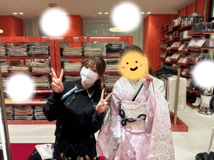  梅田店でピンク色のお振袖を試着するお客様の様子