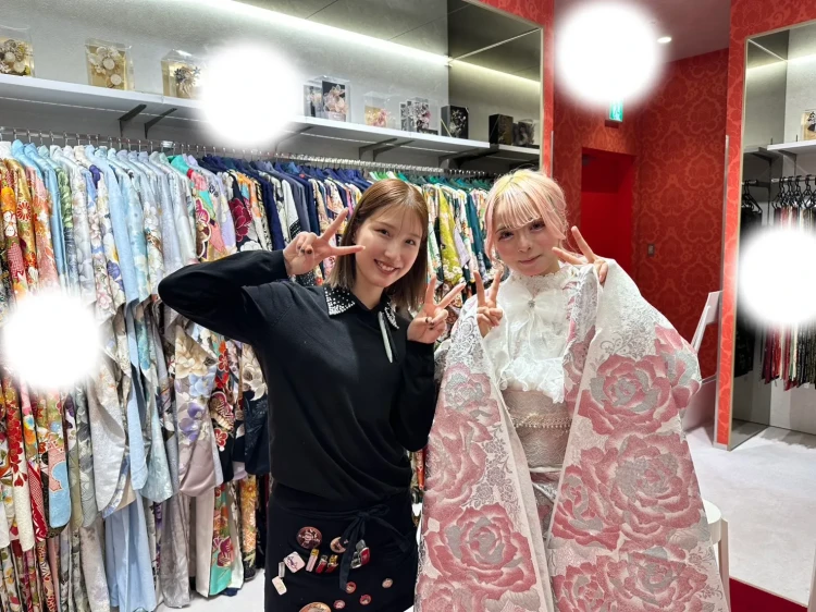 梅田本店でキラキラピンクの振袖を試着するお客様の様子