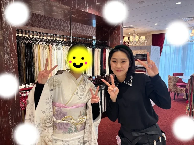 タカゼン東京表参道でタカゼンオリジナルかわいい紫色のコスメカラーのお振袖を試着するお客様の様子