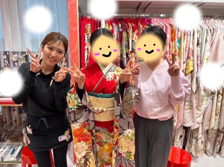 梅田店で赤色の振袖を試着するお客様の様子