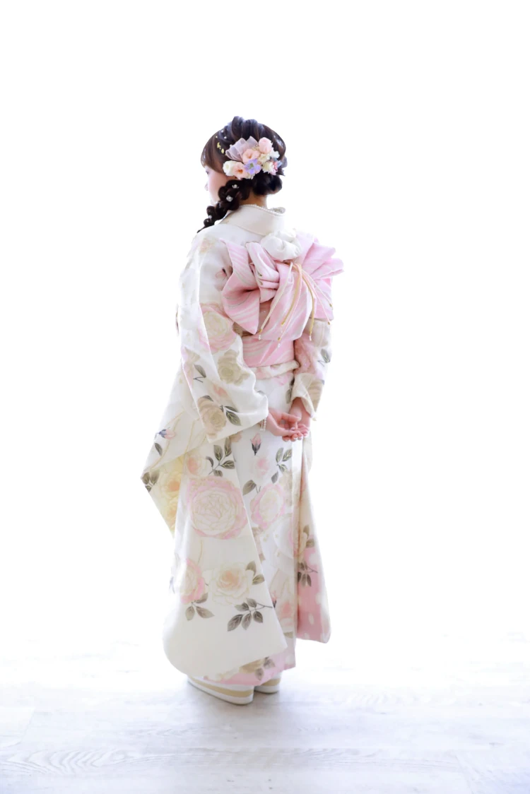 ヘップバーンシャネルカラー　白/ピンク/淡い色　バラ/リボン柄　かわいい　スワロフスキー付き　レースインナー/ヒールコーデ　南琴奈