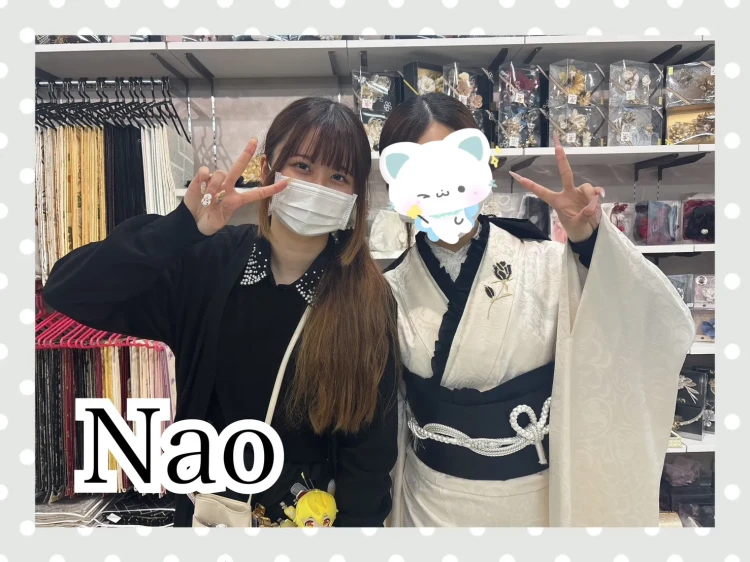 モノトーンのおしゃれな振袖を試着している様子